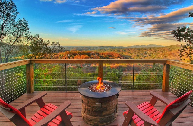 Secluded Luxury Cabin! 3 King Suites! 7 Fireplaces! Hot Tub! BREATHTAKING VIEWS!