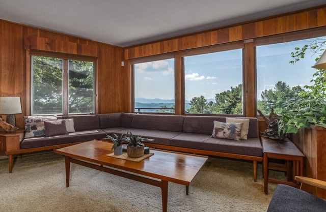 Secluded Mid-Century Retreat w/mtn views, near WLU, WMI