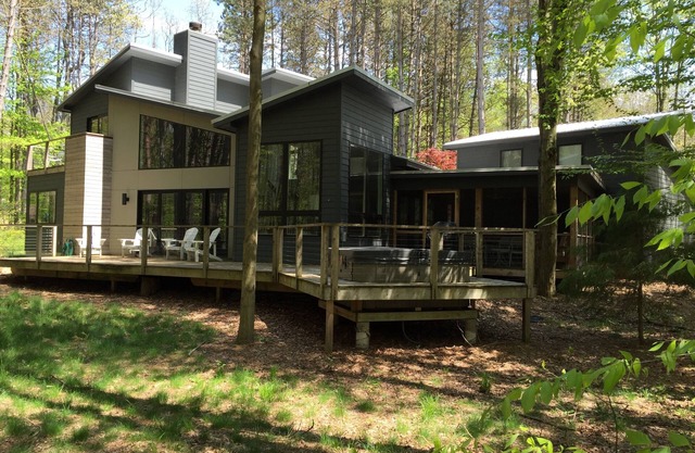 Secluded Modern Home 1 Block from Lake Michigan 10 Minutes from Saugatuck