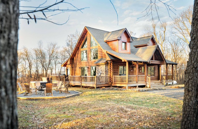 Secluded Mtn Cabin, Hot Tub, Fire Pit, Stargazing, Surrounded by National Park!