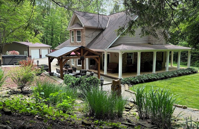 Secluded Retreat in Hocking Hills with Hot Tub – 10 Min from Old Man’s Cave