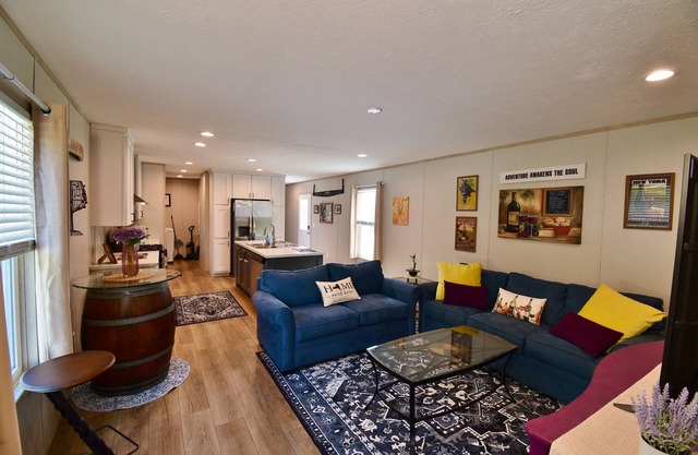 Secluded Retreat - Kamp Keuka - Colorful & Spacious 3BR Getaway in Wine Country