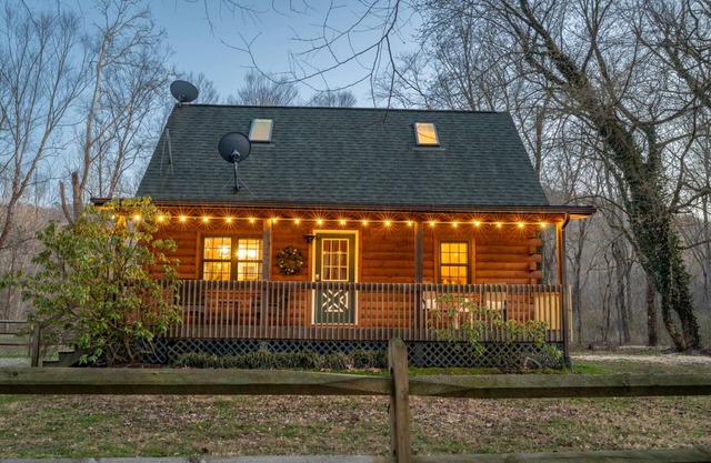 Secluded Romantic Escape with Creek View/Hot Tub/Fire Pit/Heart of Hocking Hills