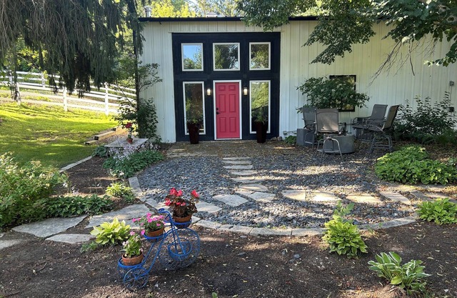Secluded studio getaway- only 4 miles from Downtown Iowa City