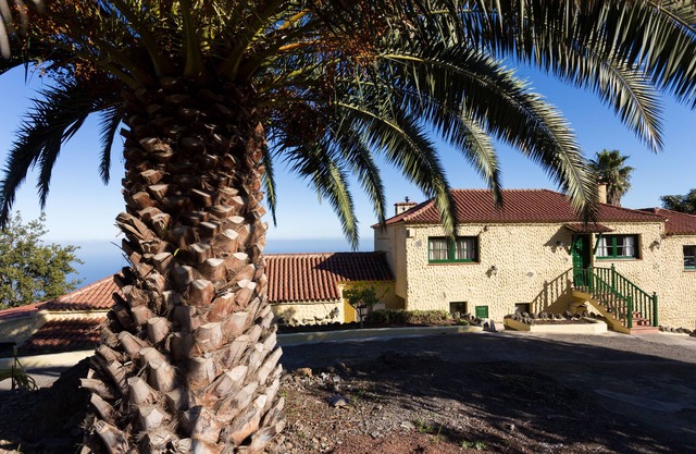 SECLUDED, SUNNY, COZY, RURAL CASITA LA BRENDA WITH FREE WIFI & OPEN FIREPLACE