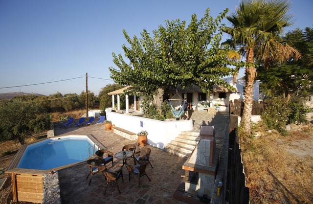 Secluded traditional greek house with pool, sleeps 4+2,panoramic views of sunset