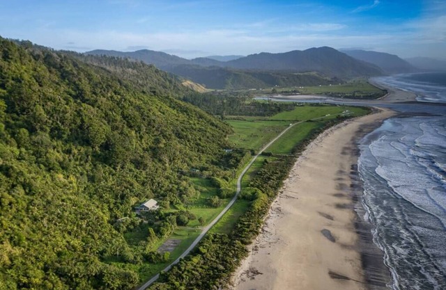Secluded, tranquil home by the Beach. Pet-friendly.