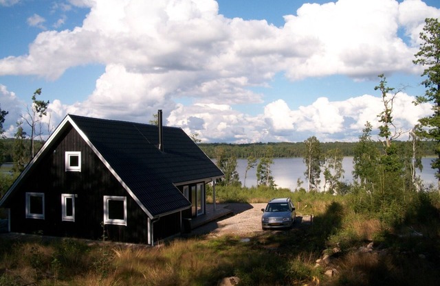 Secluded vacation home in Småland right on the lake