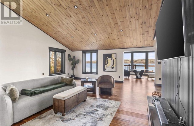 Secluded waterfront modern home | Lake access, Deck, BBQ, Firepit | Pet friendly