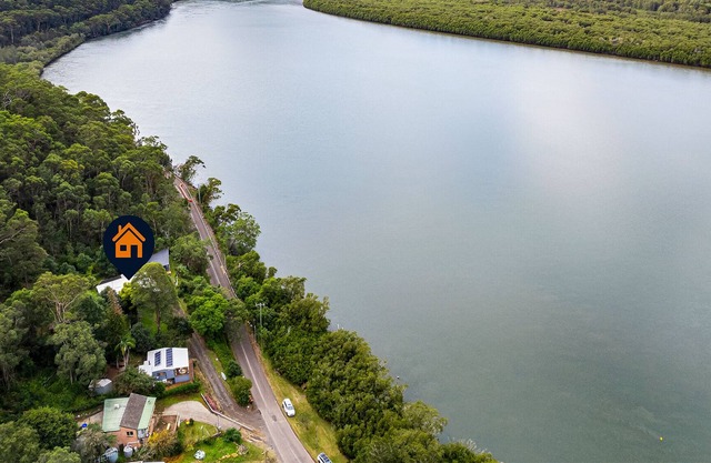 Secluded Waterfront house on rainforest acerage