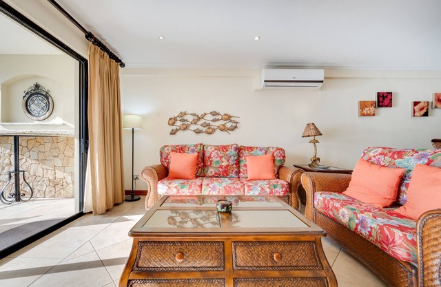 Second-floor apartment with ocean & mountain views, outdoor pool & lanai, AC