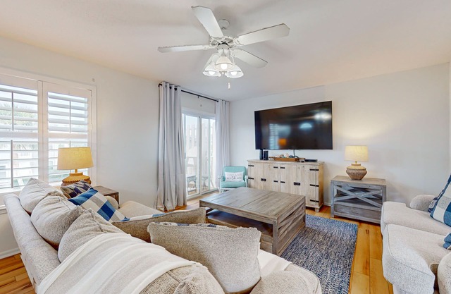 Second Floor Condo, Shared Pool, Grills and Boardwalk