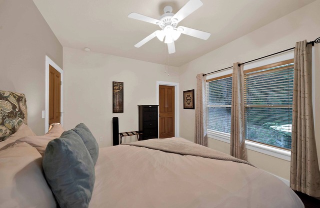 Second story luxury stay with breakfast delivered!