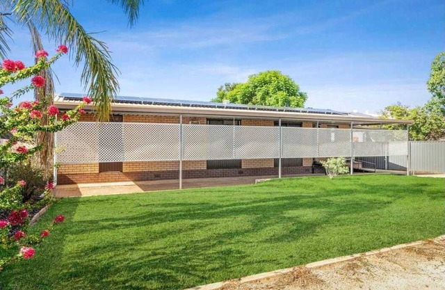 Second Street - Loxton AccommodationnStylish 3 bedroom home