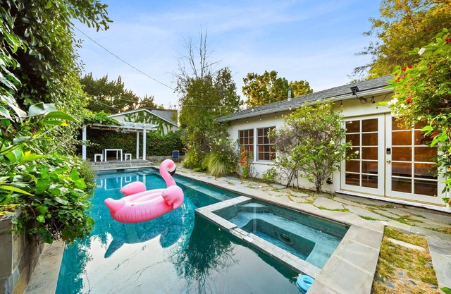 Secret Garden Cottage in LA: Natural Stone Heated Pool/Spa, al fresco dining