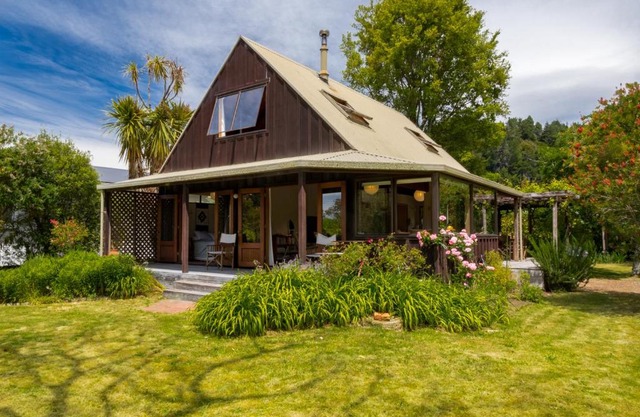 Secret Garden Lodge - Marahau Holiday Home
