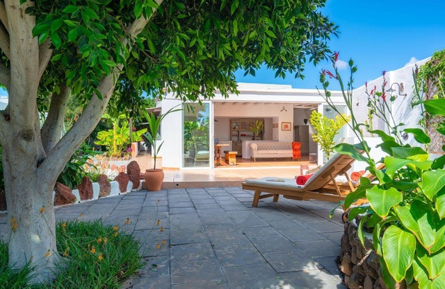 Secret Garden Villa - boutique rural retreat, private tropical gardens