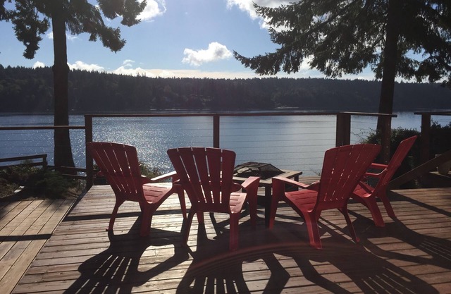 Secret Island Beach House. Waterfront, Kayak, Paddle Board, Fire Pit, View!
