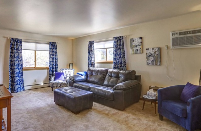 Secure upstairs Apt great for small family, convenient to dwtn and Parks!