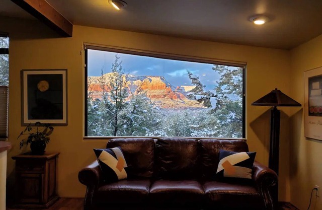 SEDONA VISTA ART COTTAGE - HISTORIC & BEAUTIFUL! - 100% 5-STAR REVIEWS!