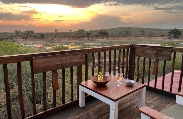 See the Big 5 from the viewing deck of this incredible riverside bush lodge!