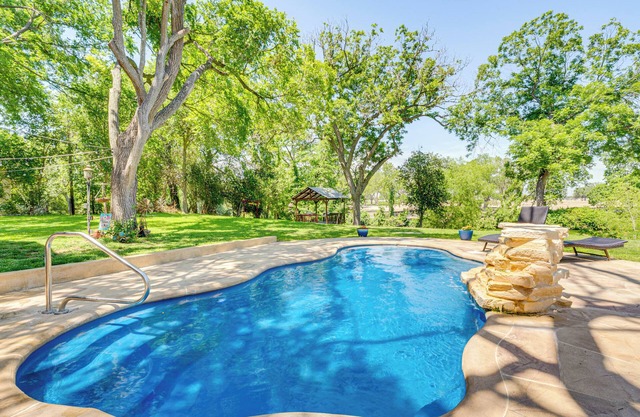 Seguin Riverfront Retreat: Fishing Dock + Kayaks!