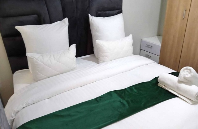 Self Catering 1-bedroom apartment in wonderful Johannesburg South with WiFi, AC