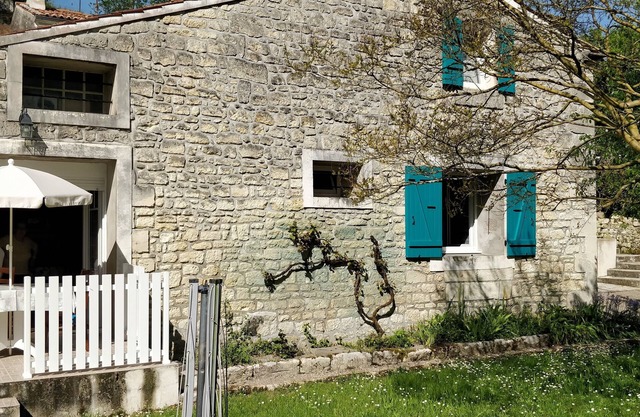 Self-catering cottage located in Saint-Savinien-sur-Charente