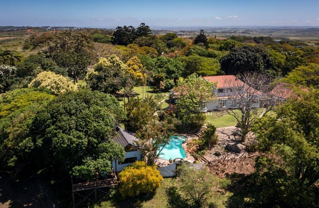 Self catering cottage en route to Game reserves set on an old leafy green farm.