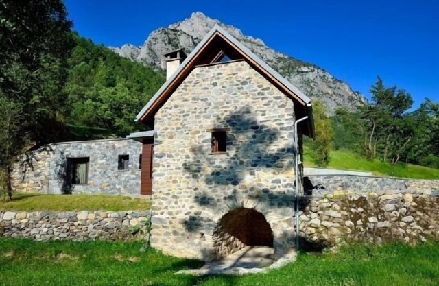 Self catering O Molín de L'Irués y A Ceresera for 4 people