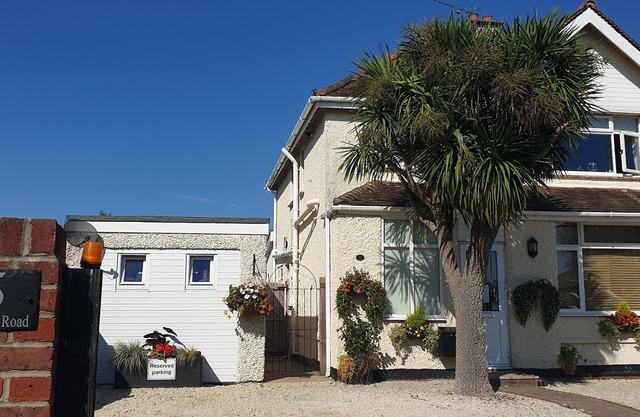 Self-catering studio with king size or Twin beds. Located 10 mins from the beach