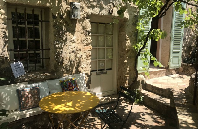 Self-contained room in a medieval village. Charm and silence near Cannes.