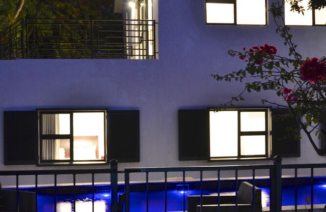 Self contained 3 bedroom luxury accommodation set in Villa Honeysuckle with pool