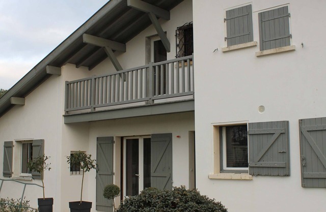 Self-contained accommodation on the first floor of a house - garden, terrace, 2km from the beach