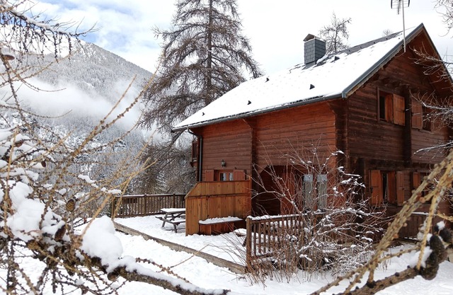 Self-contained apartment in chalet at the foot of the slopes, with lovely south-facing terrace