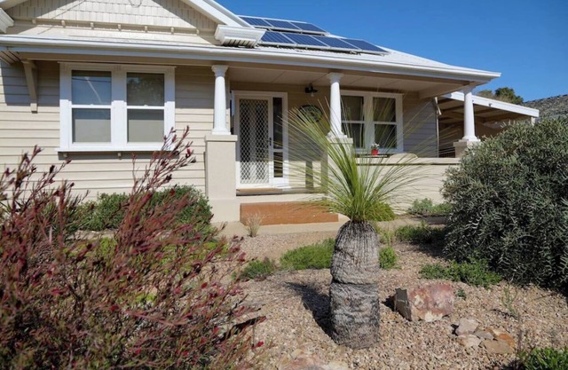 Self contained cottage close to everything