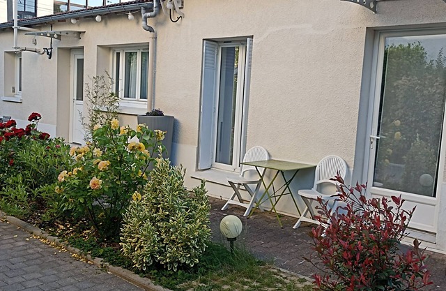 Self-contained T4 apartments just outside Paris for 2 families/friends