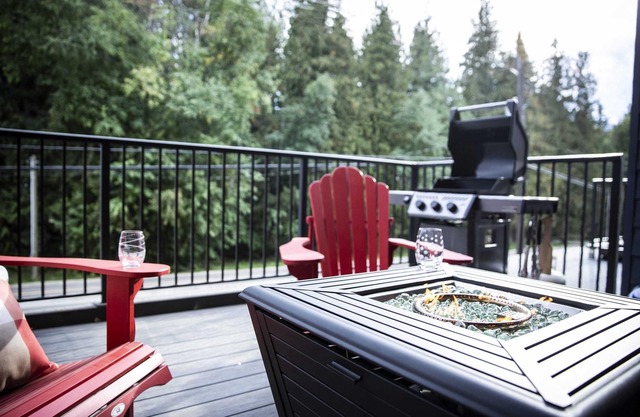 Selkirk Staytion - Stylish Condo with Hot Tub