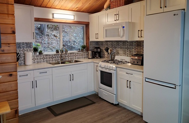 Semi-Waterfront Cottage, West View, Dock, Buoy, Pet Friendly