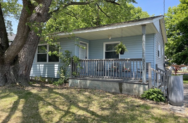 Seneca Lakeview Bungalow in Marina Lake District.