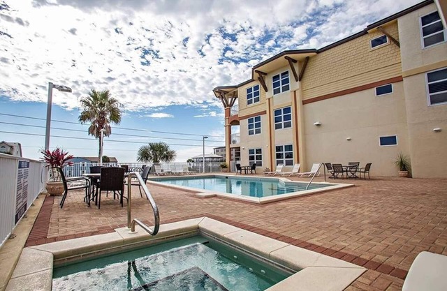 Sep 3-19 Last Minute Opening! Oceanview Condo, Heated Pool, Hot Tub & Sauna!