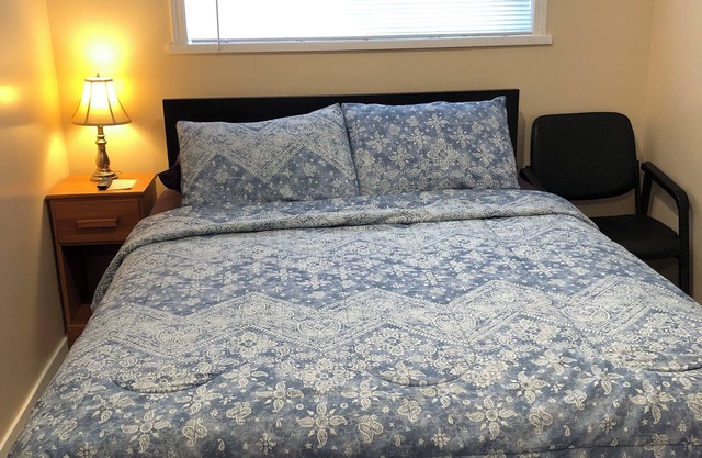 Separate Small compact Room with Queen bed and Shower No-3