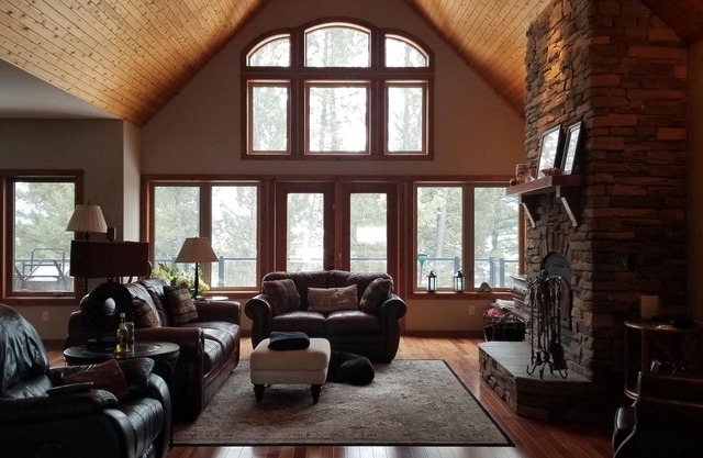 Sept Getaway $525! Mountain Views 3800 sqft of luxury! Relax in peace w/Hot tub