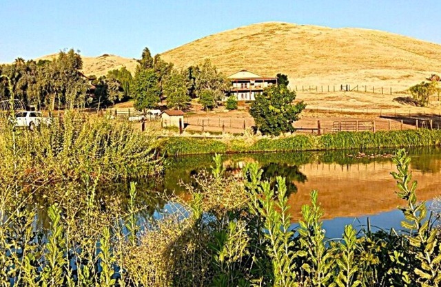 Sequoia Luxury Ranch House, View, Pool, horses, 30 min to Park, in Foothills