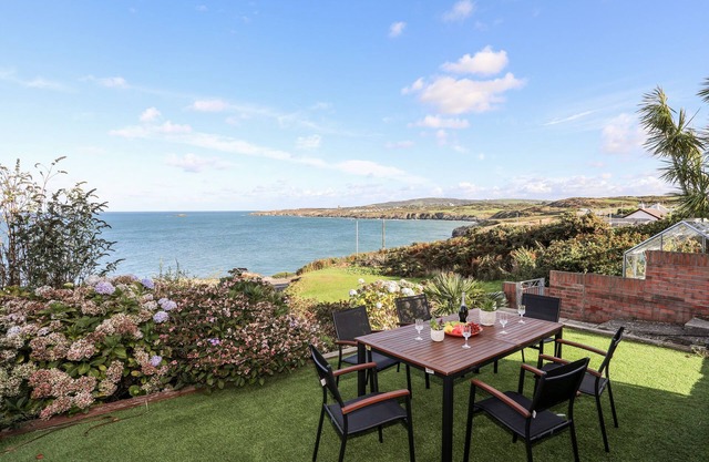 SER A MOR (STARS AND SEA), pet friendly, with open fire in Amlwch