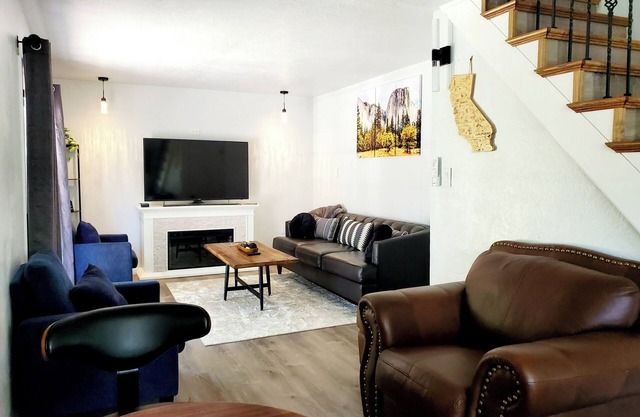 Serendipity Lodge @ Yosemite - BBQ/Kitchen/Wi-Fi/King Bed/Sleeps 8