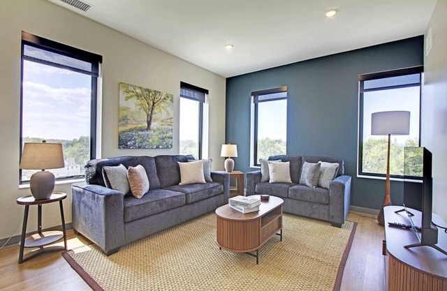 Serene 2 Bed/2 Bath | Cleveland Clinic | Free Garage