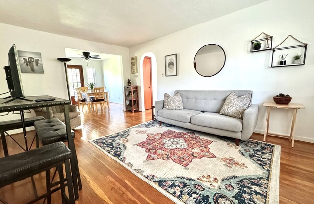 Serene 2-bedroom apartment with AC in charming Cincinnati