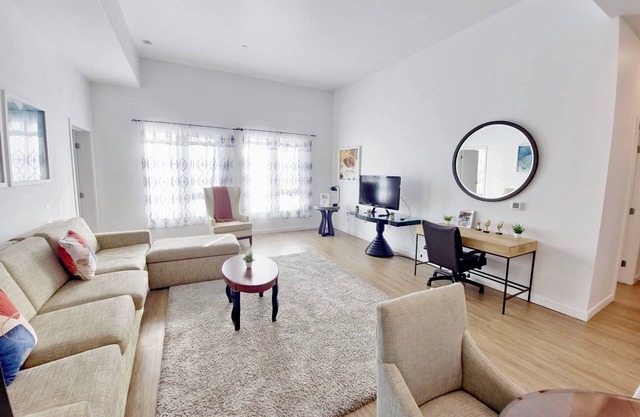 Serene 2BR Penthouse Haven in vibrant Los Angeles