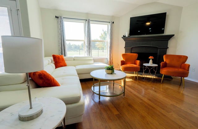 Serene 4-bedroom house with BBQ, 5-TVs in McKinney facing Park & Pond sleep 12